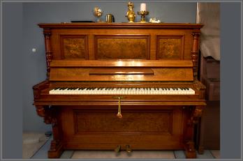  in Top Zustand. 
Die Maße: Breite 151 cm., Höhe 131 cm., Tiefe 63 cm.
Preis: Auf Anfrage.